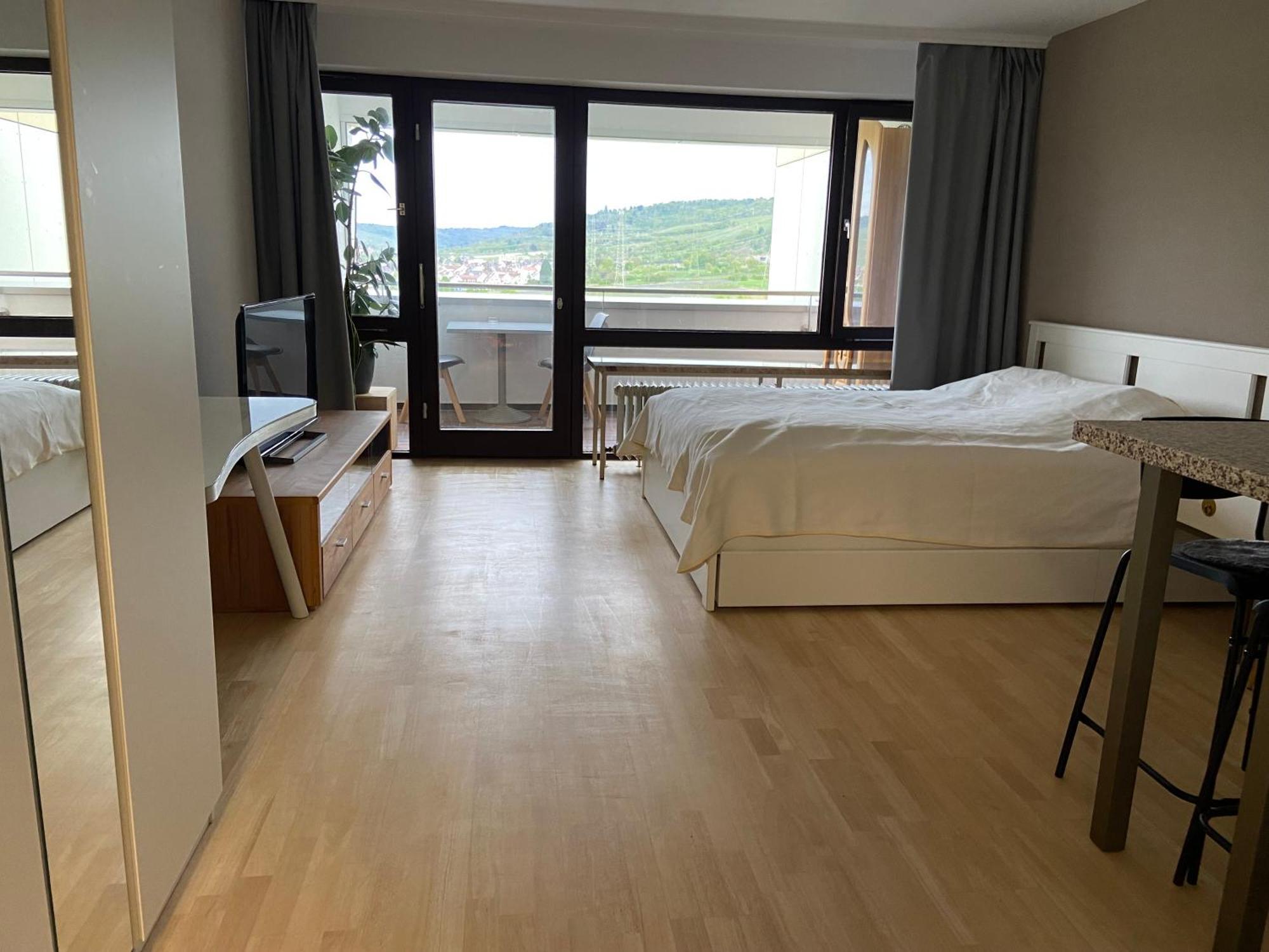 Freshly Renovated Studio Apartment - Top Location In Weinstadt Buitenkant foto