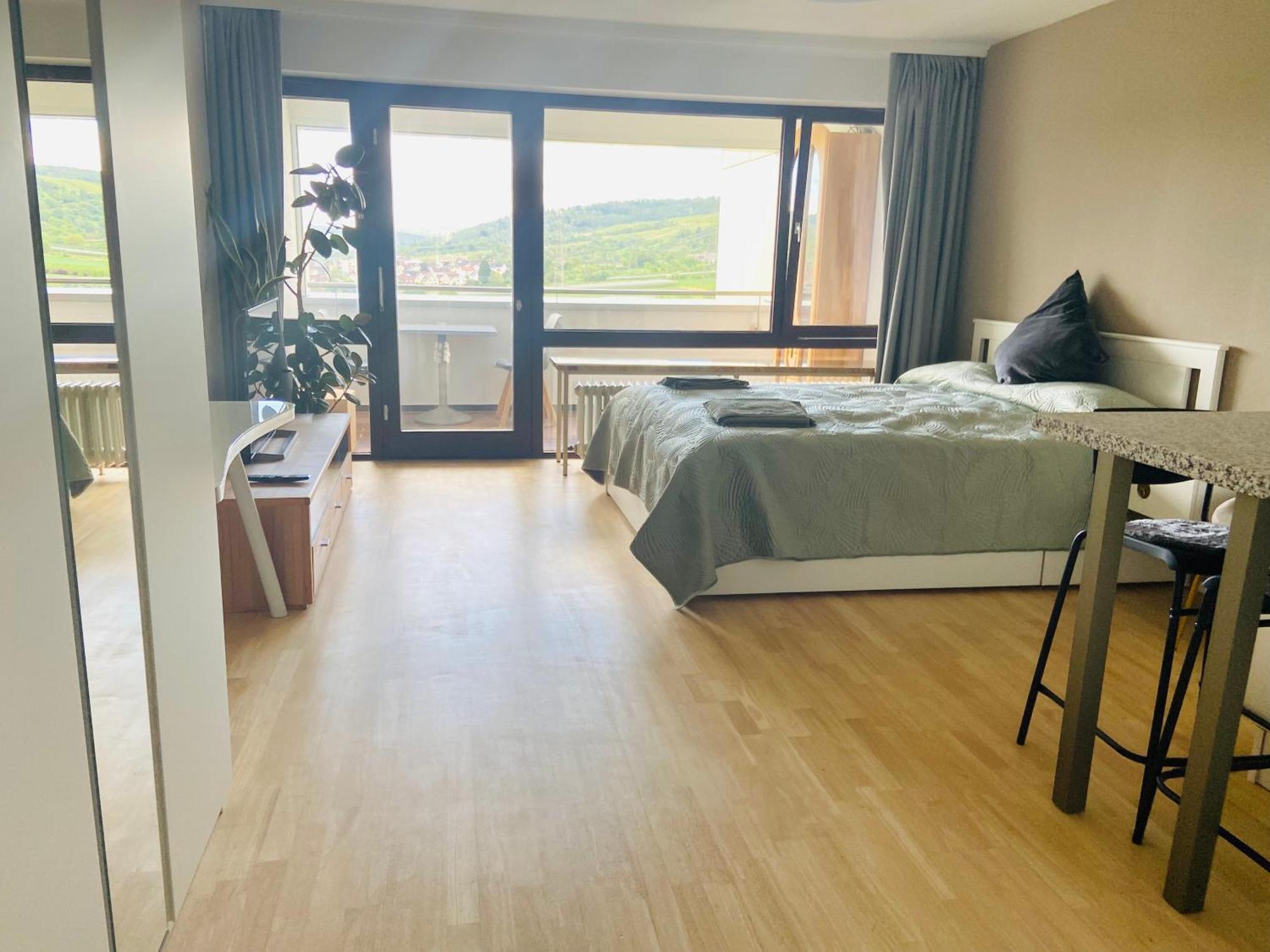 Freshly Renovated Studio Apartment - Top Location In Weinstadt Buitenkant foto
